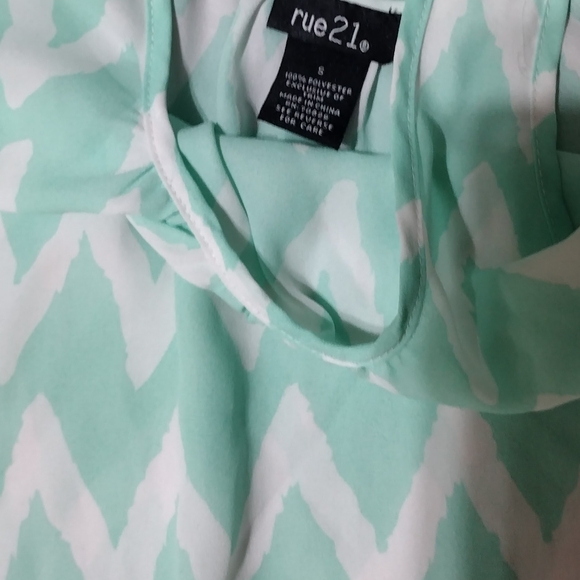 Woman's Rue 21 Flowy Tank Top Size Small - Picture 2 of 2